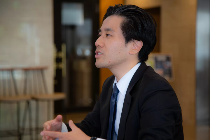 刈谷先生总是面带微笑，但他谈论的内容很尖锐，而且总是向前看。 