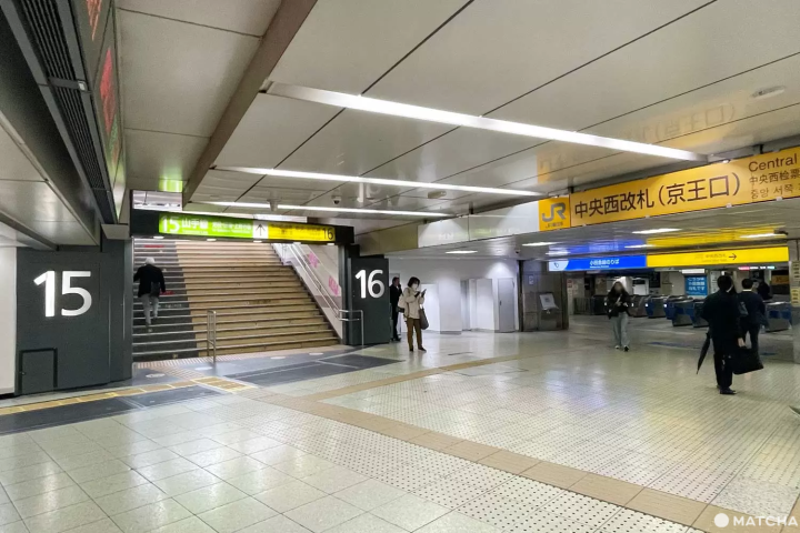 左奥に乗り換え小田急線への改札