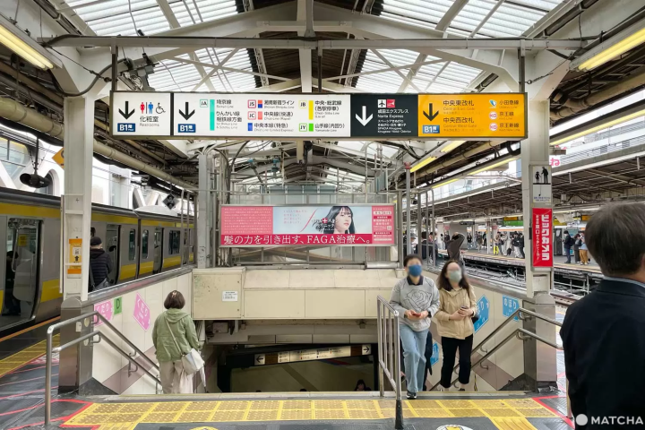 中央西口へ下がる階段