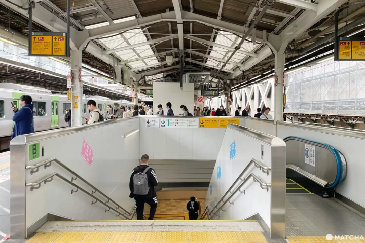 階段を降りて西改札へ