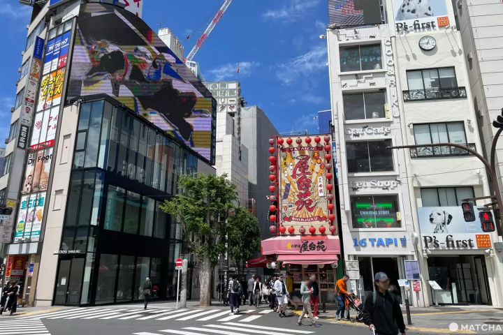 横断歩道を渡る