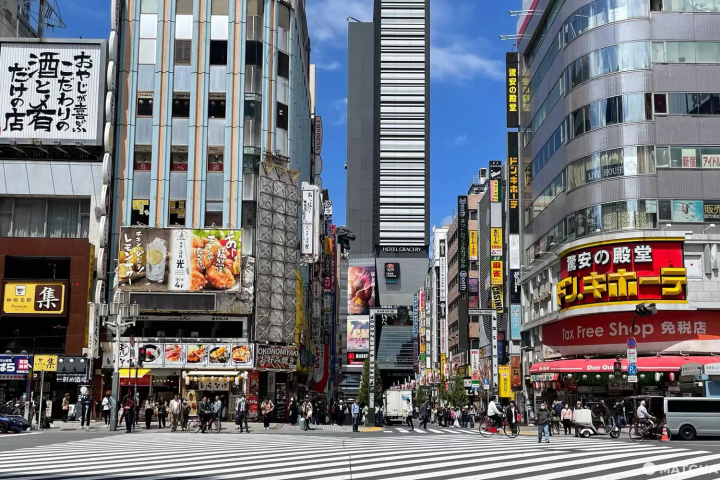 横断歩道を渡りドンキホーテ側へ