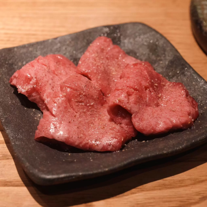 A famous meat restaurant in Kitashinchi that's perfect for visiting when you're hungry!