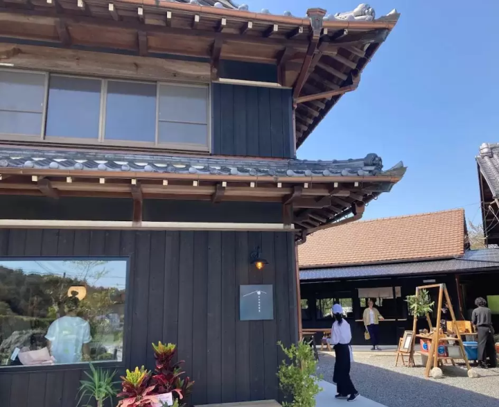 參觀目前三重縣菰野町熱門話題的日出屋製果…