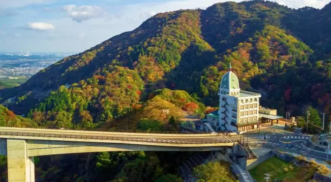 參觀目前三重縣菰野町熱門話題的日出屋製果…