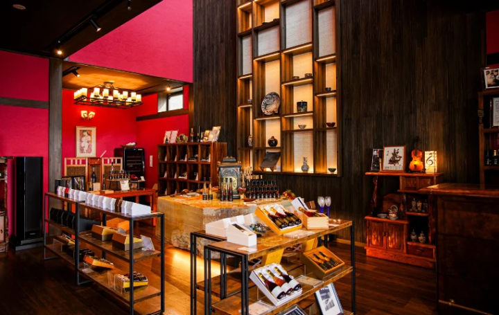 Koshunoya 一楼是一家商店，您可以购买多种年份清酒 