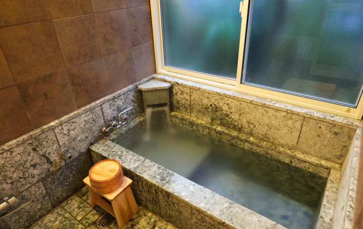 伊豆假期：享受深林里带温泉的别墅