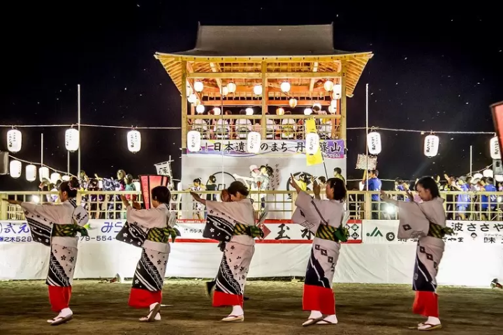 在充满牛皮士气的城下町丹波筱山度过的平静时光