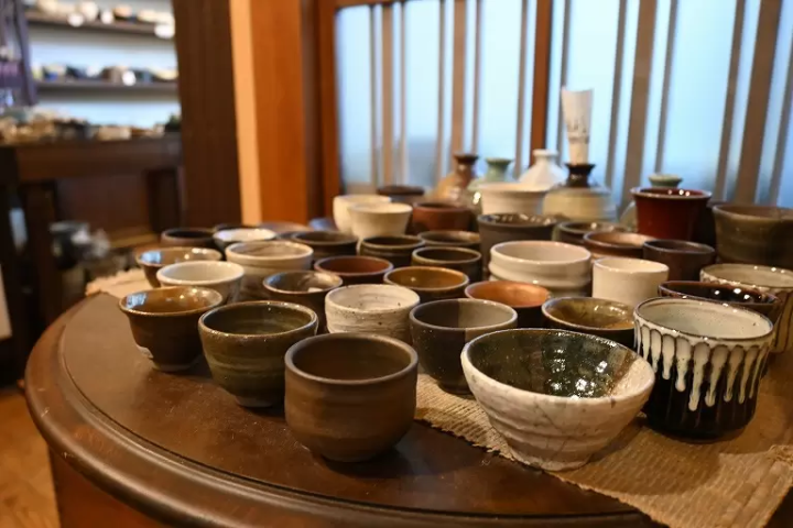▲民间艺术的店“Ameya”里狭窄地排列着丹波烧的陶瓷器<br>