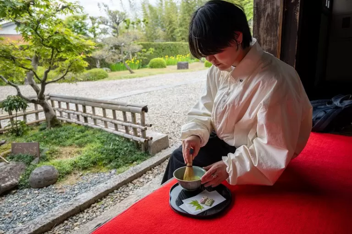 ▲选择喜欢的器皿来体验茶道<br>