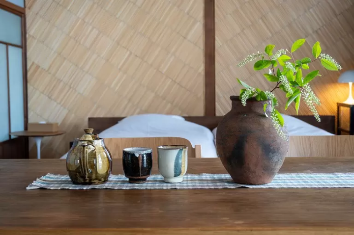 ▲准备了从全国各地挑选出来的餐具和热水<br>