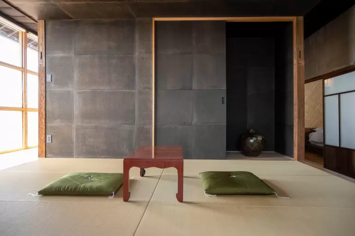 ▲日本纸作家哈塔尔先生的柿涩*・炭染*的装饰。太阳的角度不同外观也会发生变化。据说入住时要传达作品看起来最美的时间段<br>