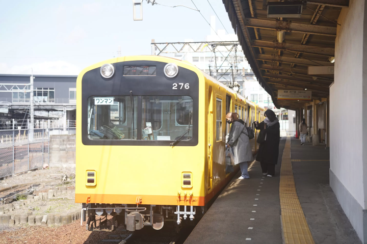 Take a ride on one of only three small trains in Japan! How to get to "Ageki"