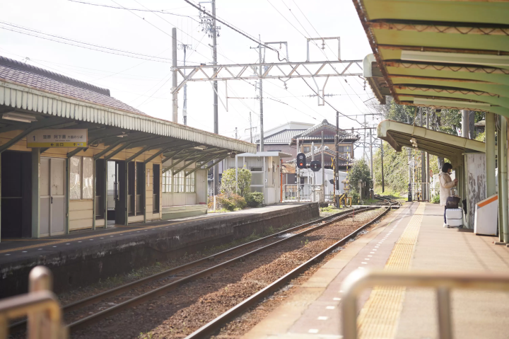 Take a ride on one of only three small trains in Japan! How to get to "Ageki"