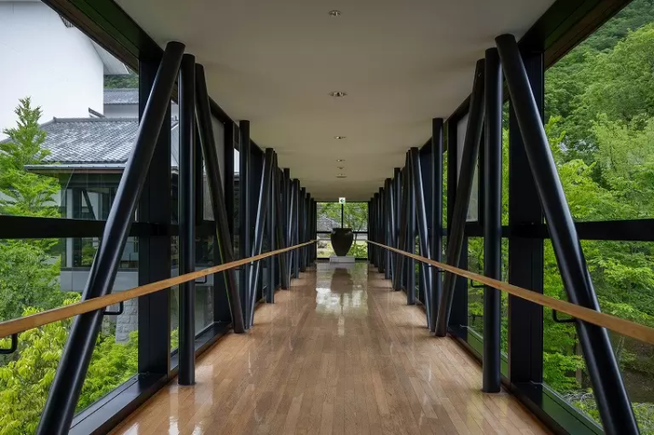 ▲通往展覽室的走廊。可以看到周圍的綠色 