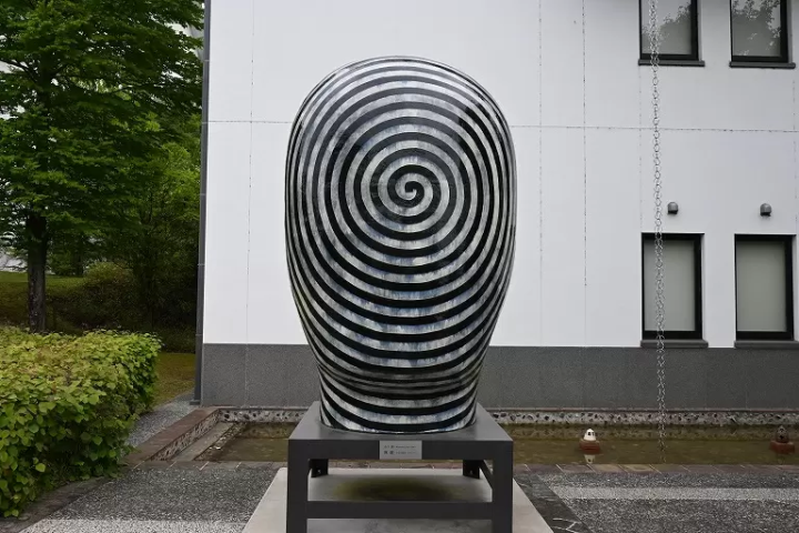 ▲現代陶藝家金子潤先生的巨大陶製藝術作品在美術館入口迎接我們。 