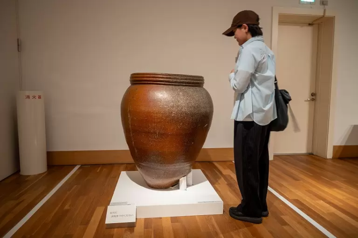 ▲江戶時代前期(1600年代)建造的大缸。為了防止漏水,用含有鐵分的土(赤土部)覆蓋表面,表現出獨特的紅茶色手感。 