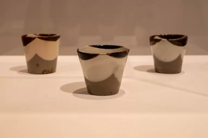 ▲江戶時代後期(1800年代)生產的豬口*(兵庫縣指定重要有形文化遺產) 