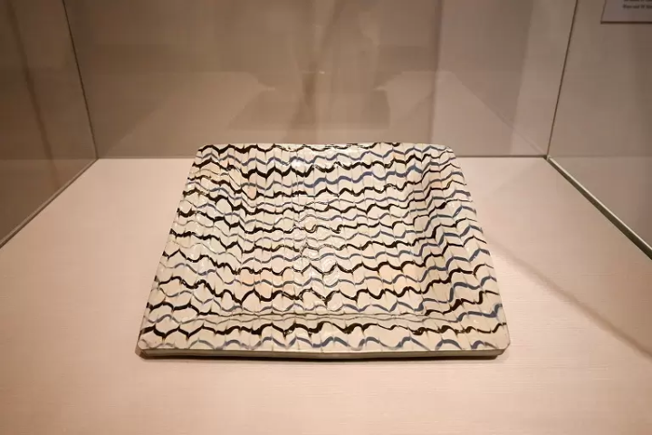 ▲這是在帶領民間藝術運動的英國陶藝家伯納德·利奇先生手下學習的丹窗窯市野茂良先生的作品。表面的裝飾技術被稱為拖鞋 