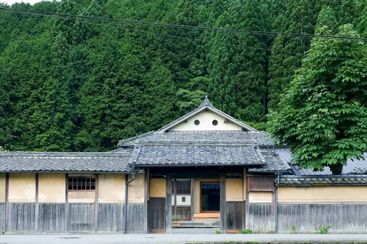 前往與樹木生活的村落丹波篠山。與從林業中誕生的手工相遇之旅
