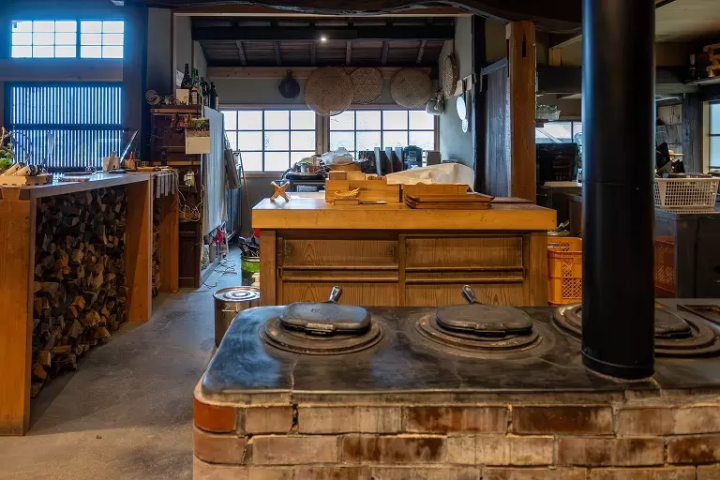 前往與樹木生活的村落丹波篠山。與從林業中誕生的手工相遇之旅