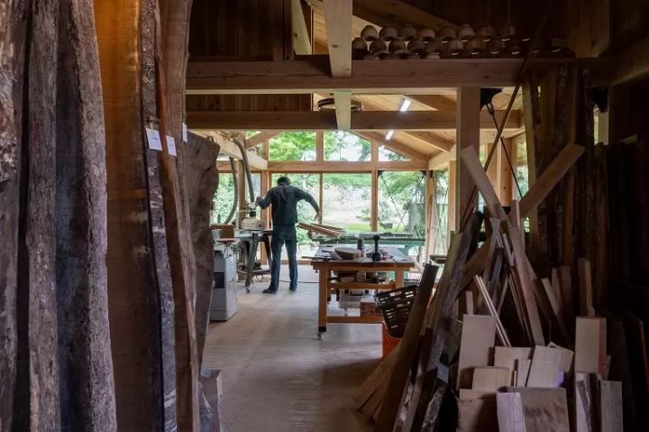 前往與樹木生活的村落丹波篠山。與從林業中誕生的手工相遇之旅