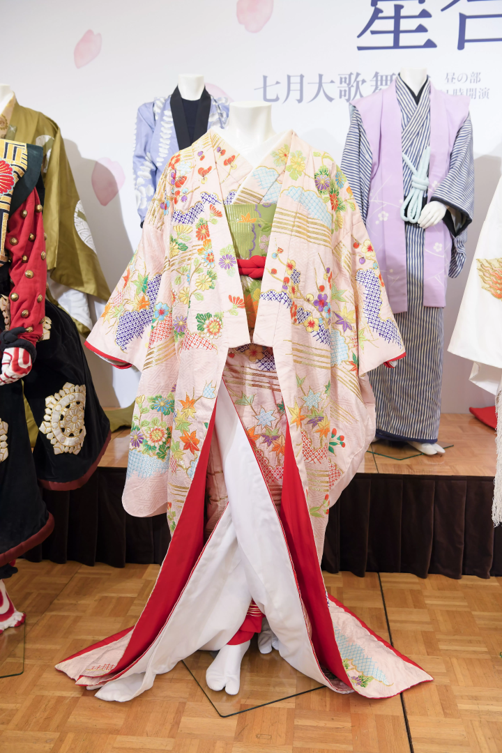 [東京/歌舞伎座] 1人扮演13個角色！華麗服裝登場♪