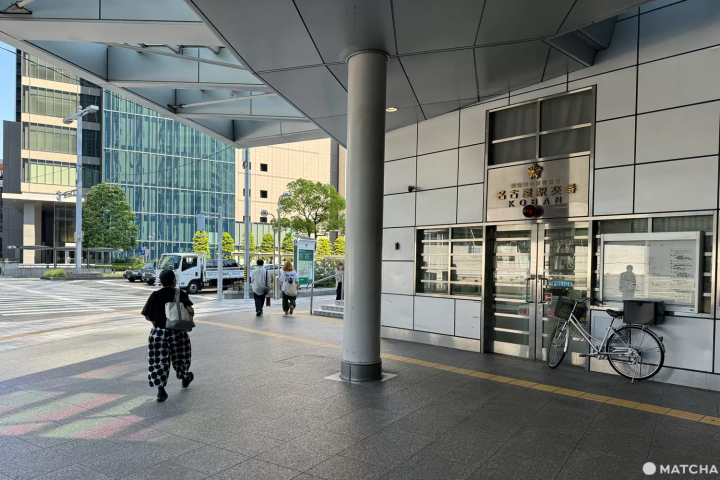 警察署を右へ曲がる