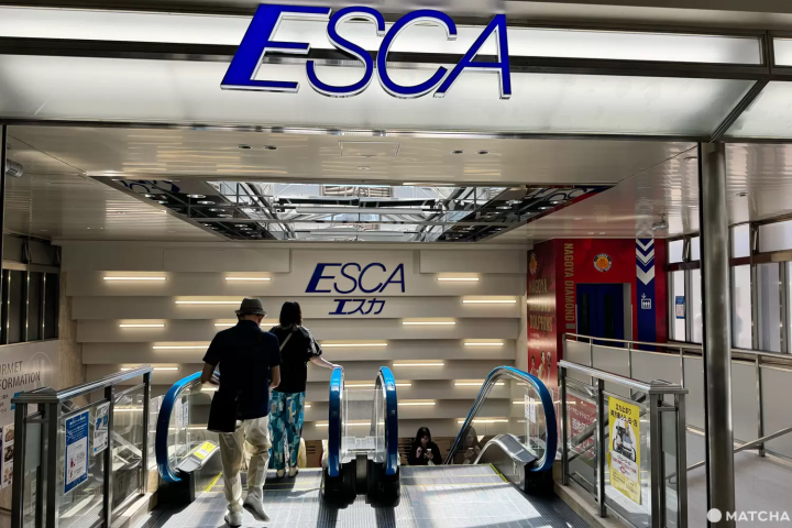 出ると目の前にエスカに降りるエスカレーターが