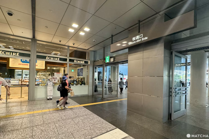 桜通り口から外へ（エシレが目印）