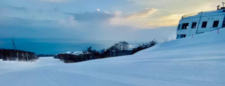 想要享受粉雪的人一定要来看看！距新千岁机场1小时30分钟以内的12家滑雪场推荐！提供坂度信息