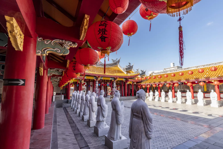 statues and lanterns in confucian shrine