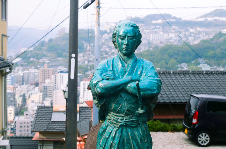 sakamoto ryoma statue
