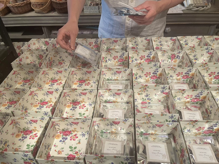 老字号日本茶专卖店，欧洲风情！ ？ “OHASHI”的口味和包装都很吸引人。