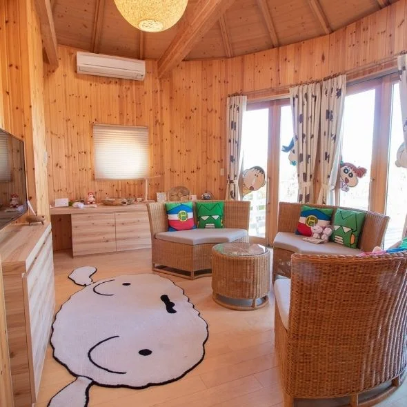 以淡路岛独特蜡像为主题的豪华露天小屋