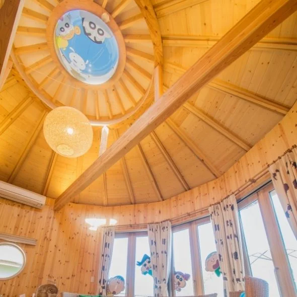 以淡路岛独特蜡像为主题的豪华露天小屋