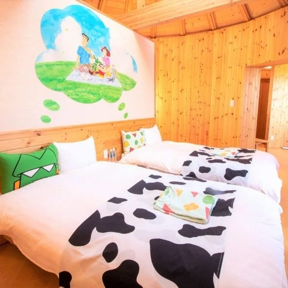 以淡路岛独特蜡像为主题的豪华露天小屋