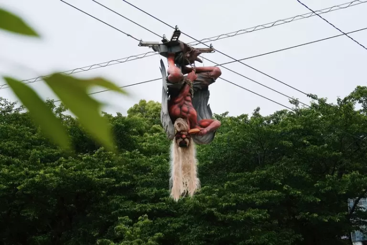 The tengu appears every hour at 5, 20, 35, and 50 minutes past the hour