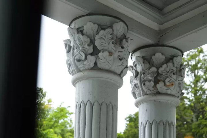 The details of the museum's building