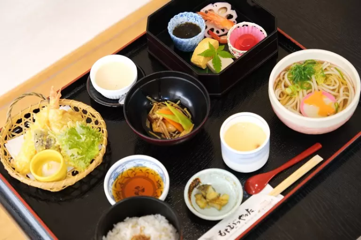 Cheap and healthy lunch at Mochimugi-no-Yakata