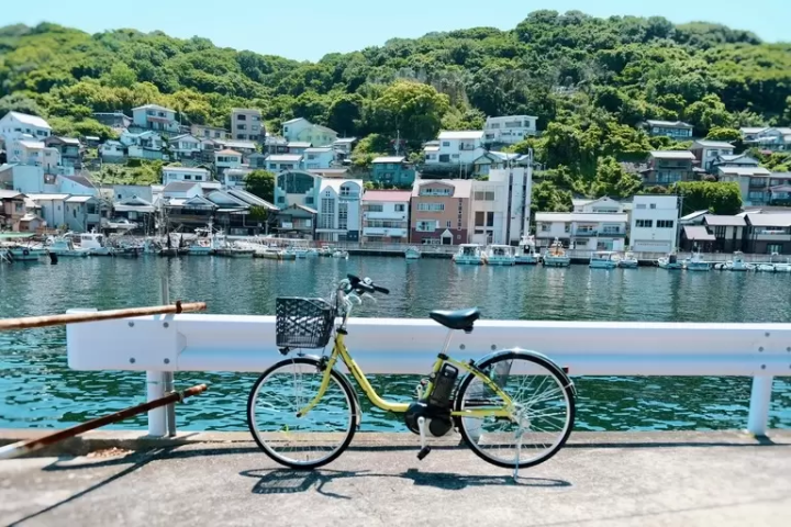 I rented an electric-assist bicycle for a day to explore the island more easily