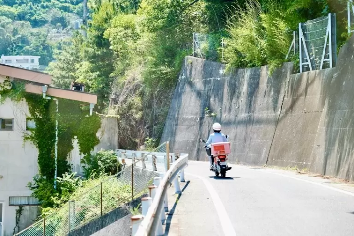 The narrow main road on the island requires extra caution