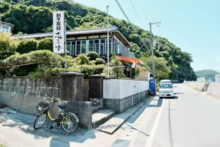 The entrance to the Shimizu Inn is right next to Shimizunohama Beach