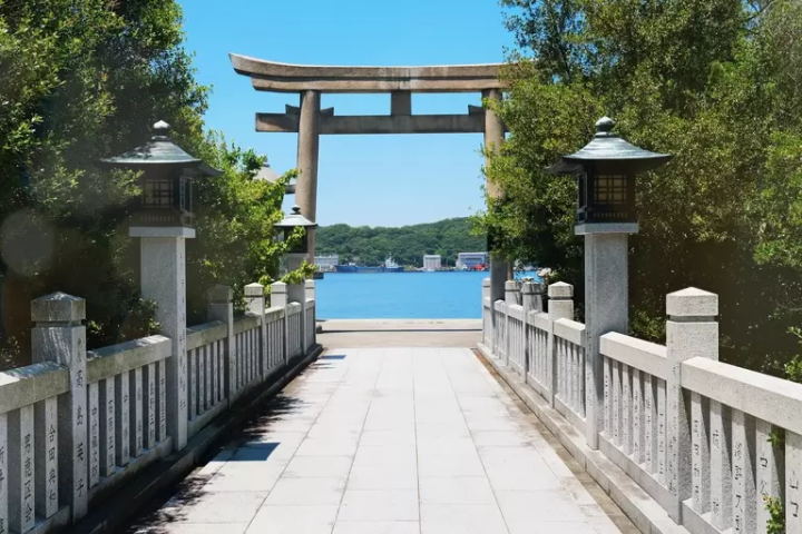 The main entrance to Ieshima Shrine offers a beautiful view
