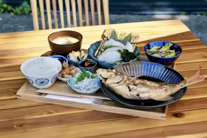 The "Fish Lunch," which featured freshly caught braised sea bream from local fishermen