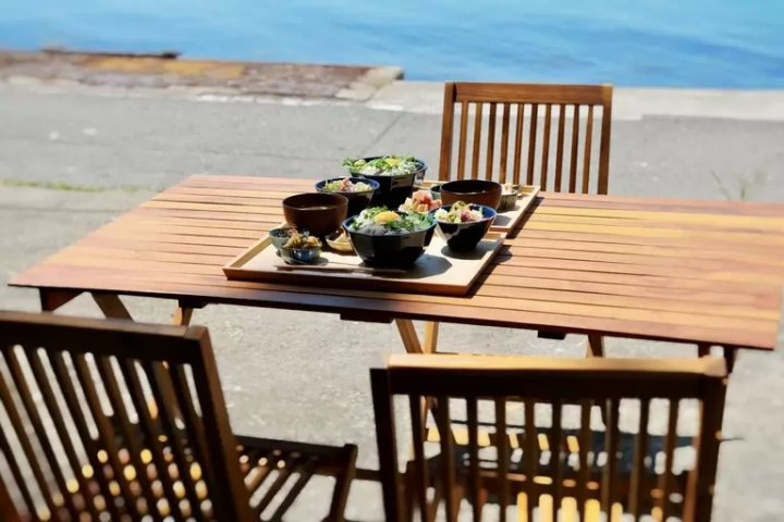 A breathtaking view of the sea right in front of my table