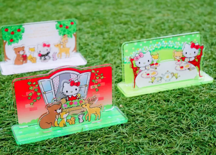 Hello Kitty on Awaji Island - A huge apple shop with a certain number of cards!