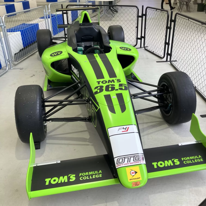 No driver's license required! Enjoy an empty-handed, authentic motorsports experience at Odaiba, Tokyo!