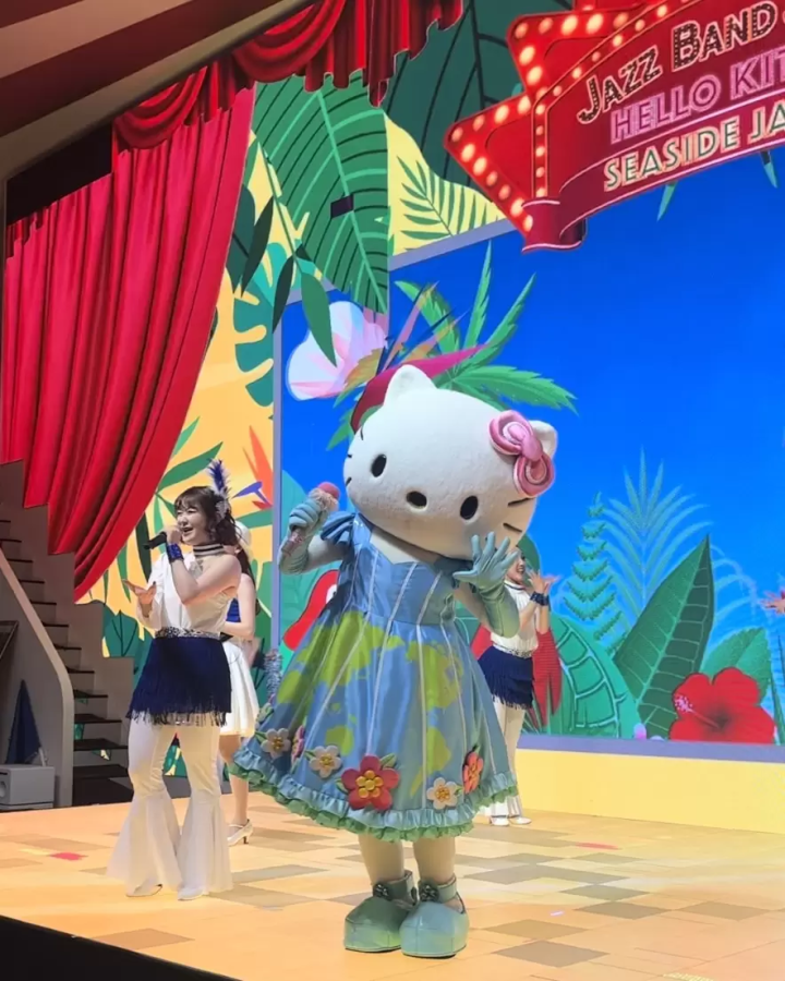 Hello Kitty on Awaji Island - A huge apple shop with a certain number of cards!