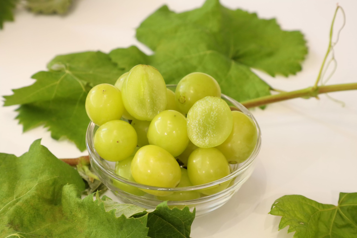 日光馬斯喀特的橫切面。皮很薄，沒有種子。 